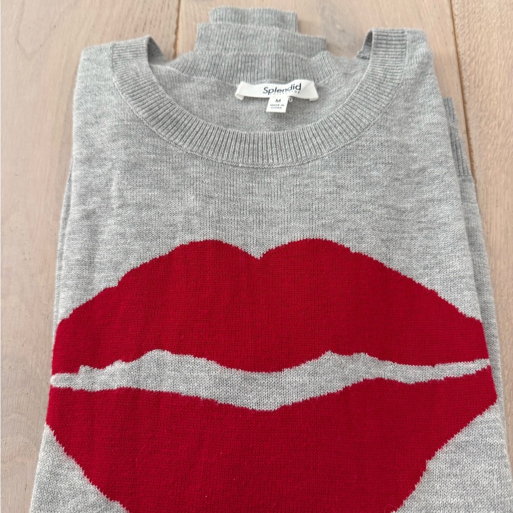 Splendid Gray Sweater with Red Lips Design